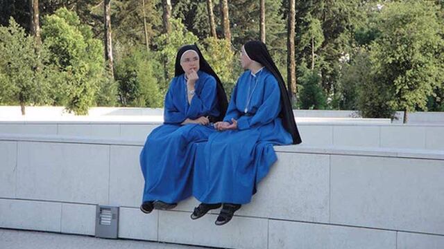 Monjas se enamoran.