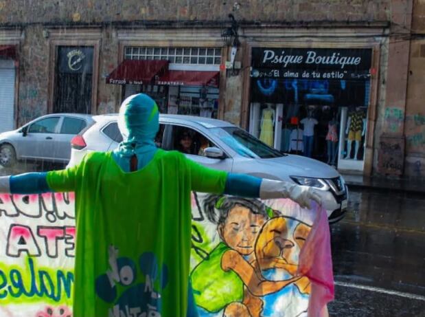 Zadrigman, el superhéroe que rescata perritos callejeros