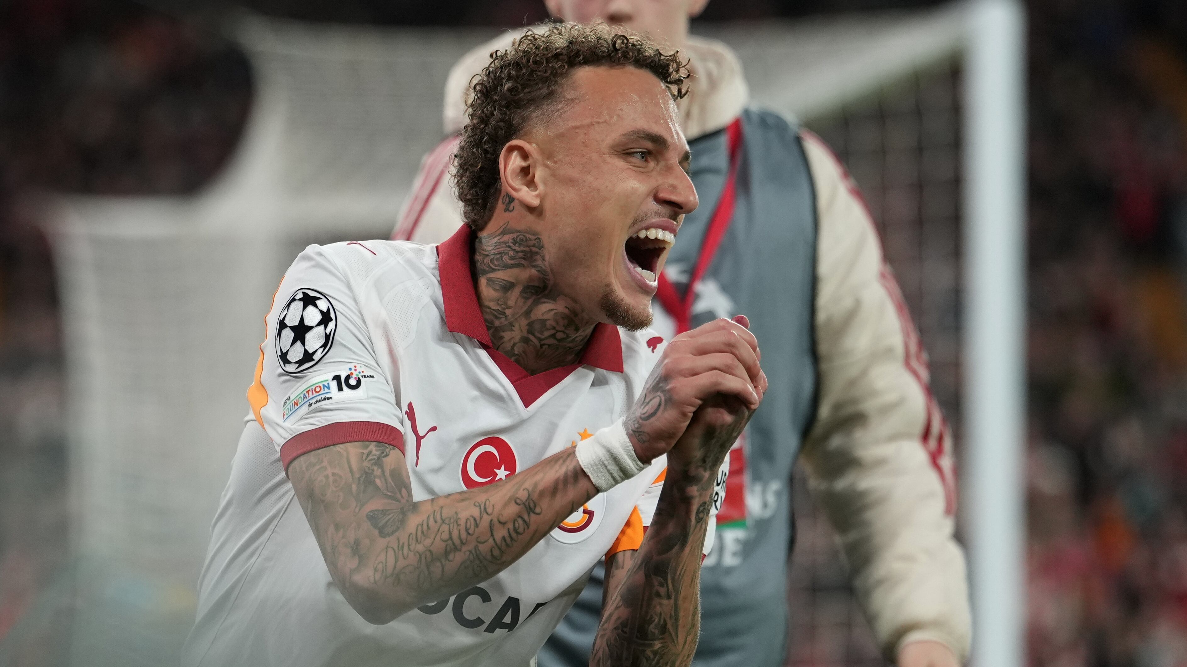 Noa Lang casi pierde un dedo tras choque con vallas publicitarias