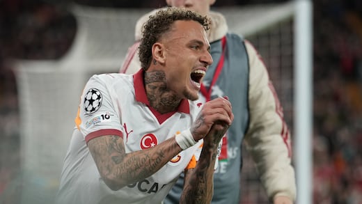 Noa Lang casi pierde un dedo tras choque con vallas publicitarias