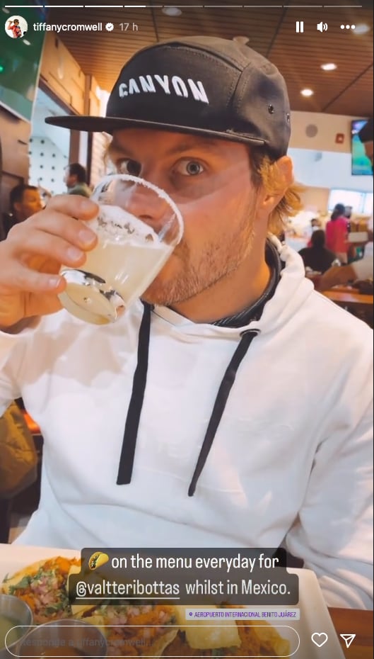 Valtteri Bottas se bebe una margarita luego del Gran Premio de México.