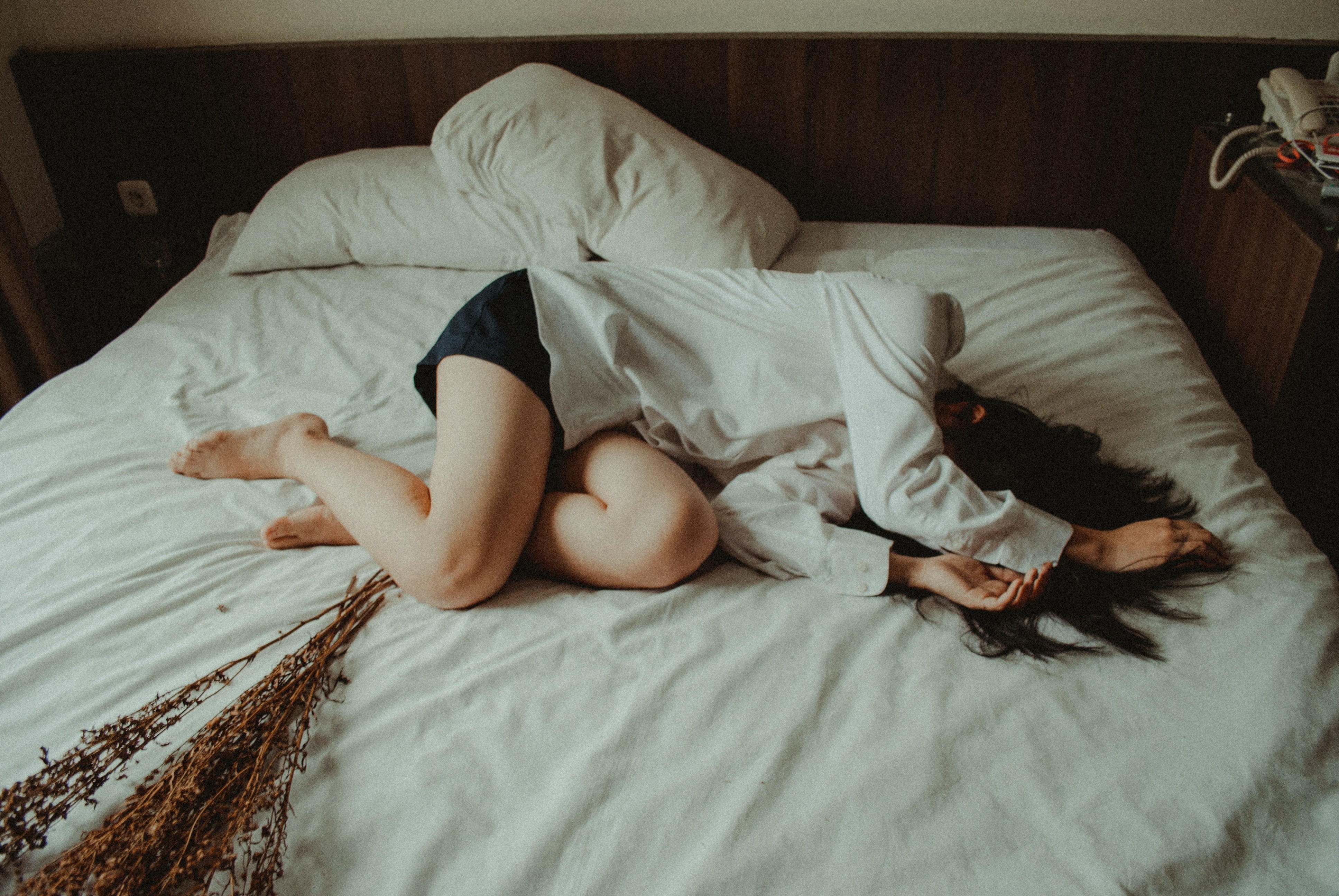 Mujer acostada en una cama
