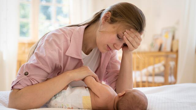 Madre con su bebé con tos ferina