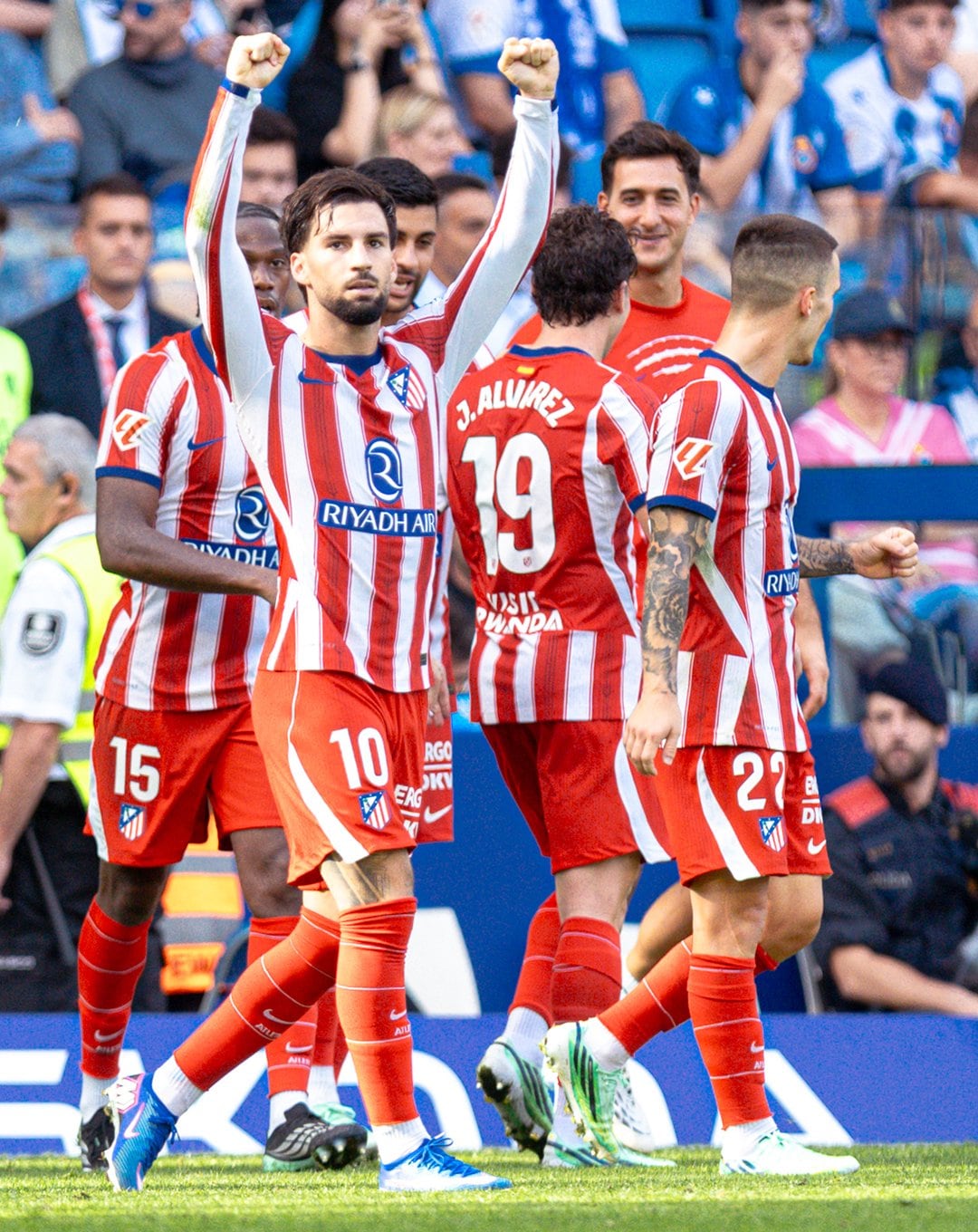 Álex Baena celebra con sus compañeros el triunfo sobre Espanyol