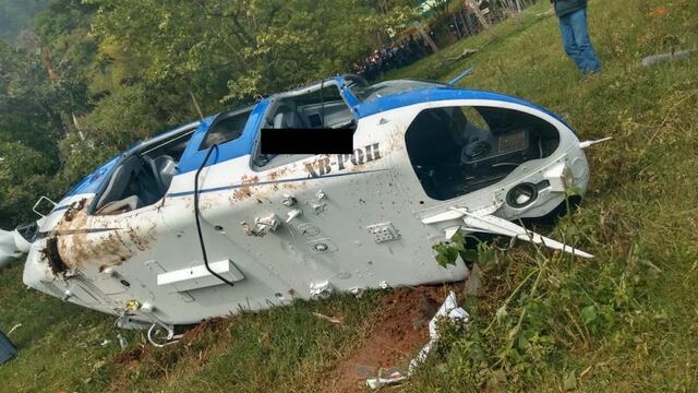 Helicóptero blanco con azul derribado en los límites de Sultepec con Temascaltepec del Estado de México