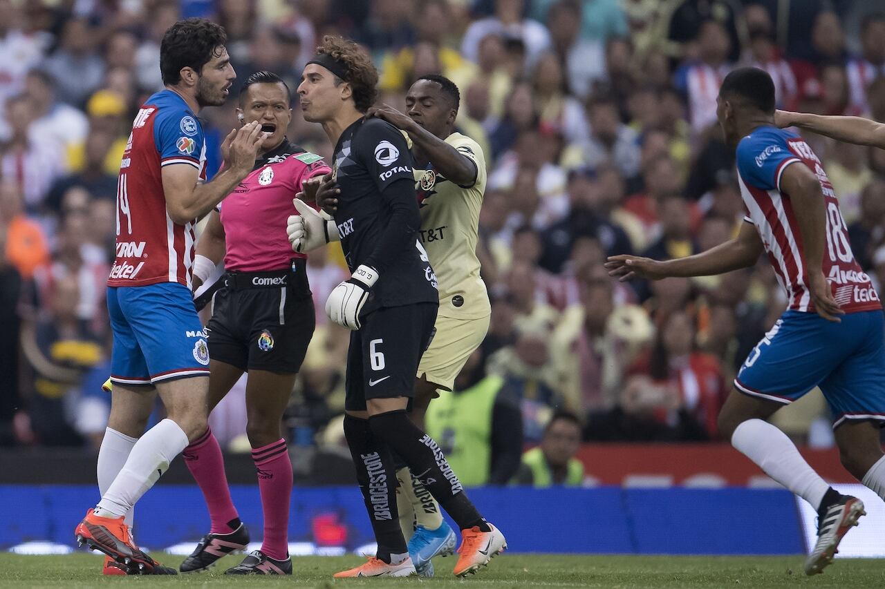 Ochoa se le fue con todo a Briseño tras la lesión de Giovani