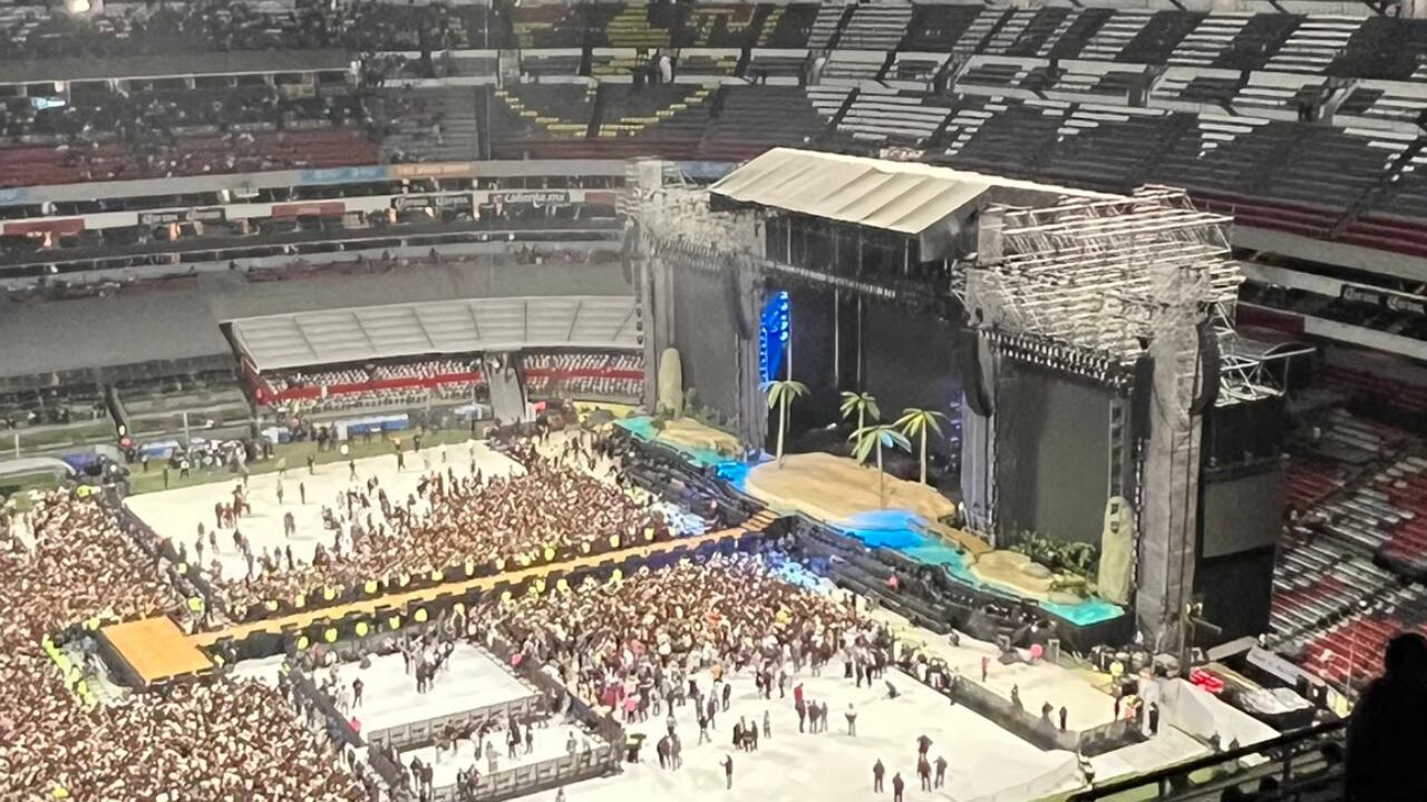 Concierto de Bad Bunny se complica en el Estadio Azteca; fans se quedan afuera, cierran entradas y estadio se ve medio vacío