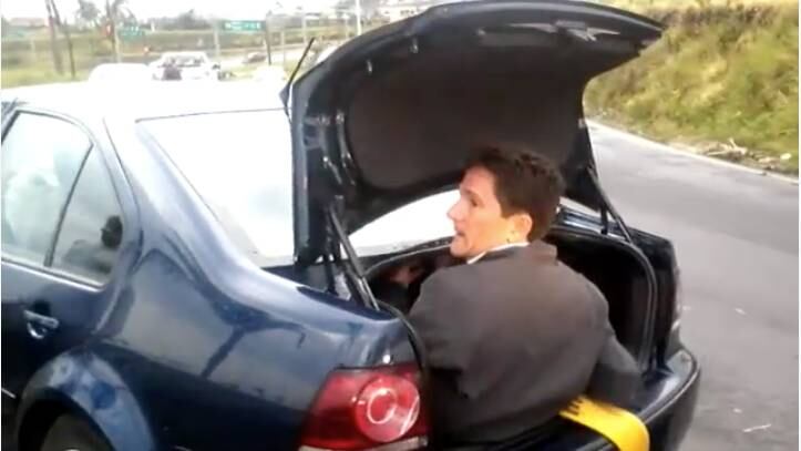 Sujeto intenta escapar en la cajuela de un Jetta.