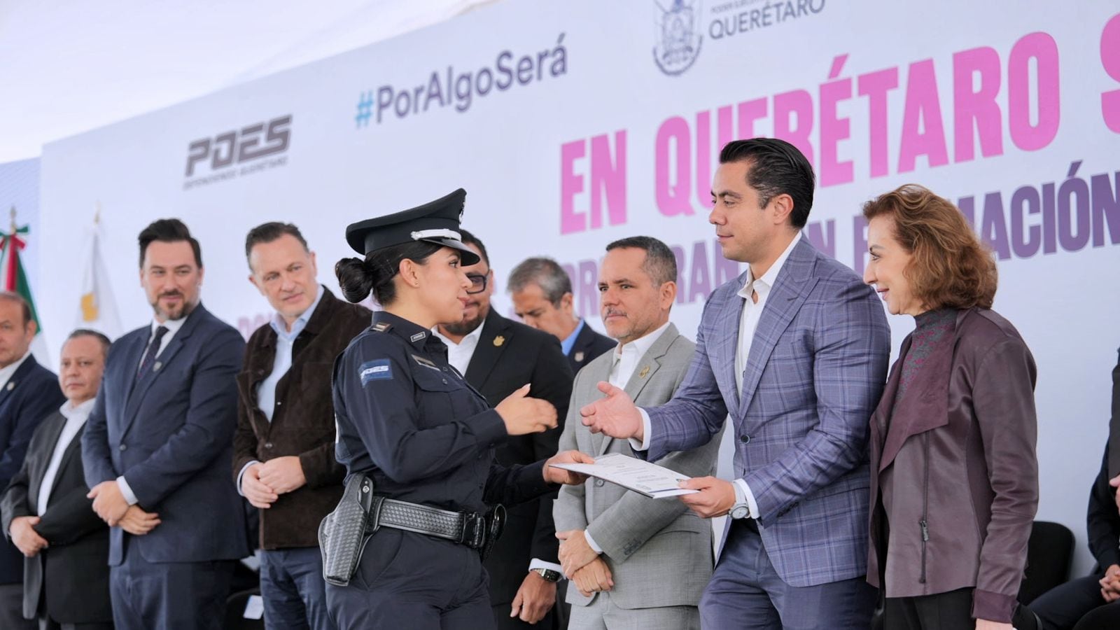 Felifer Macías asiste a entrega de constancias del curso ATENA