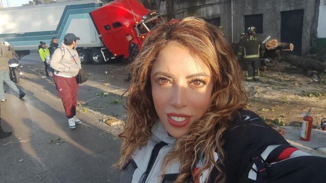 Una reportera se tomó una selfie en un choque, lo cual generó críticas pese a que aclaró que la foto no fue un accidente trágico.