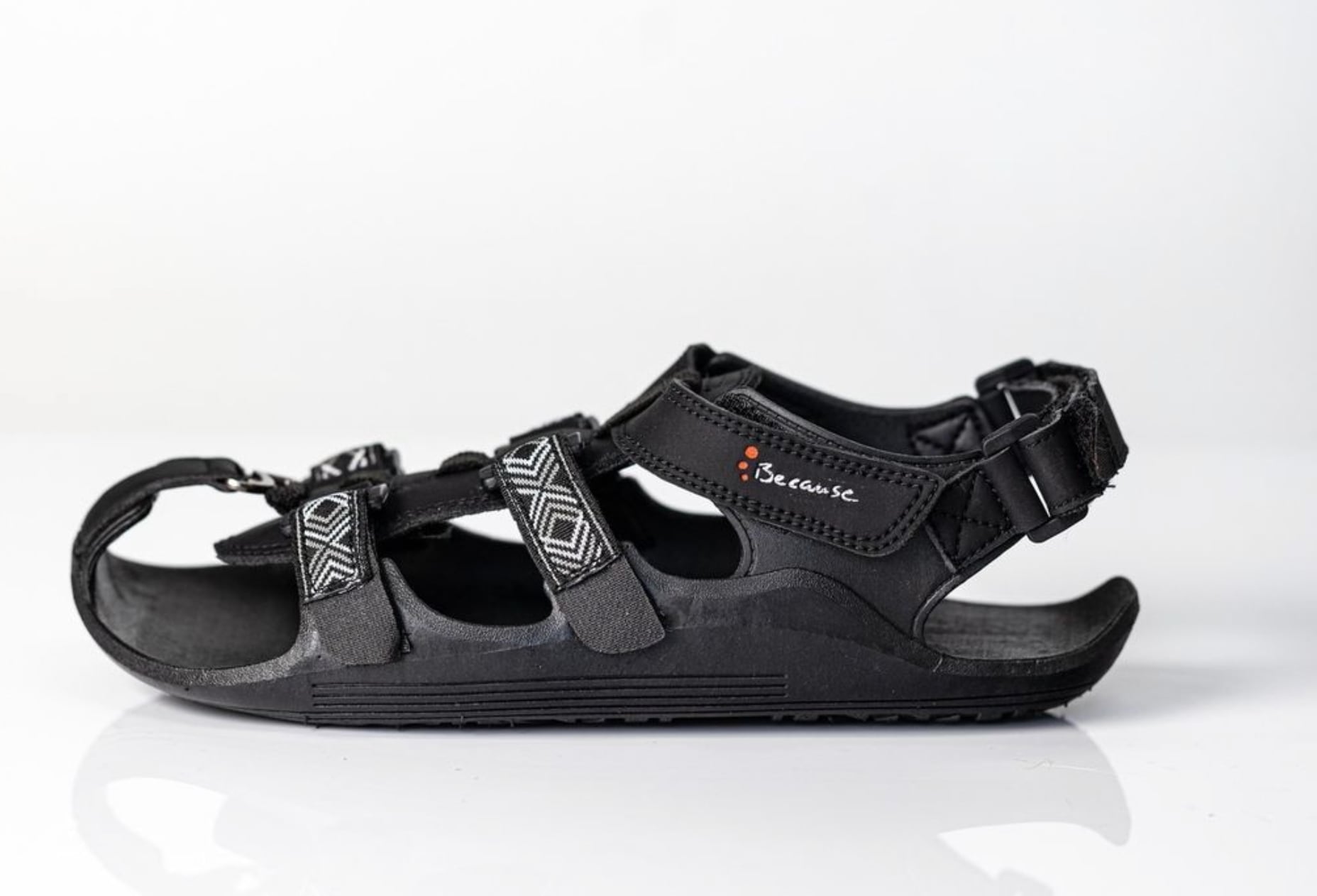 El zapato que crece, invento para que los niños en países pobres no vayan descalzos