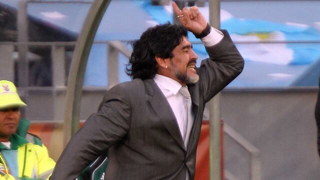 Maradona en el banquillo de Argentina.