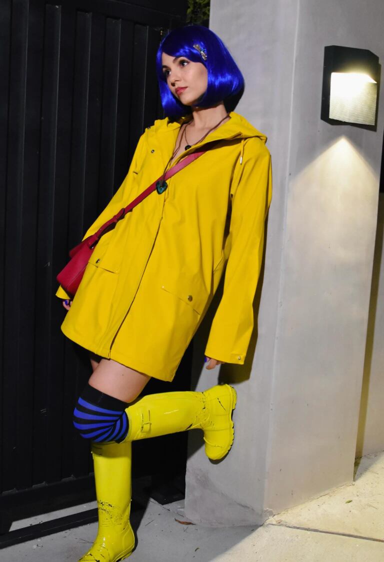 Victoria Justice se disfraza de Coraline en Halloween