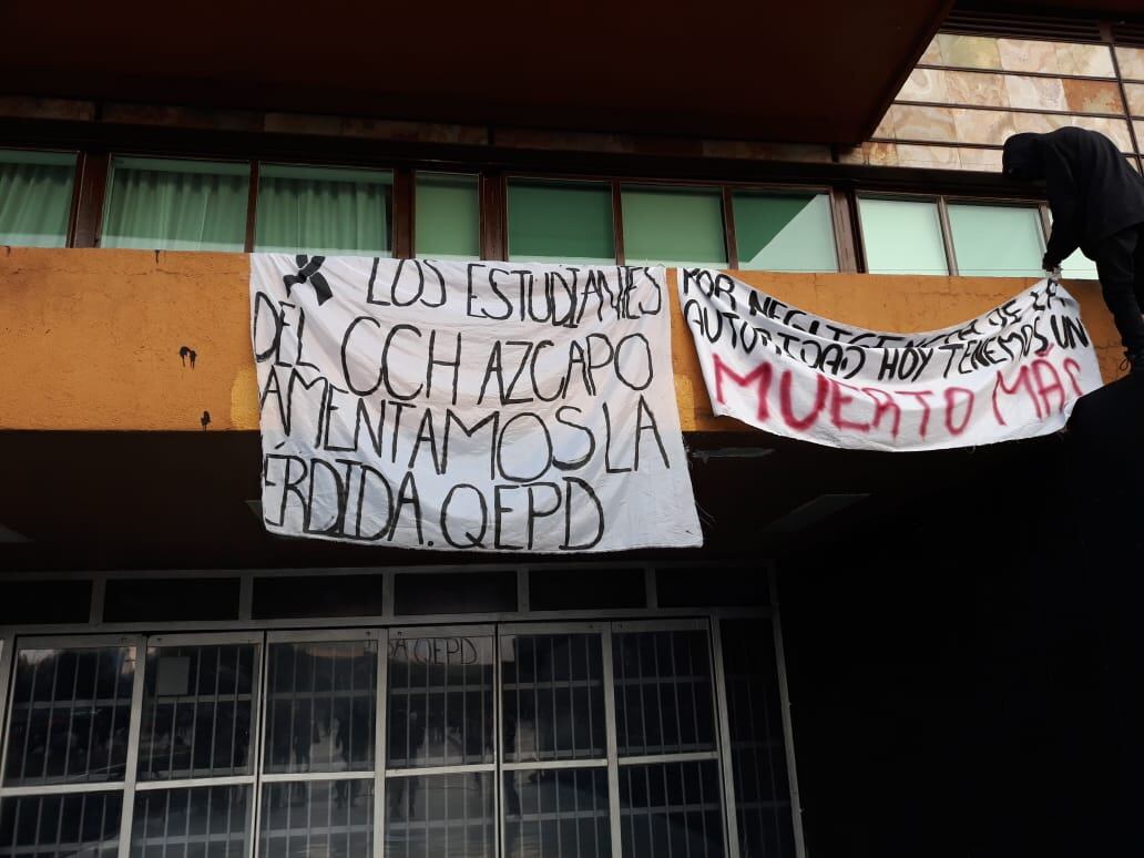 Mantas en Rectoría durante protesta de CCH Azcapotzalco.
