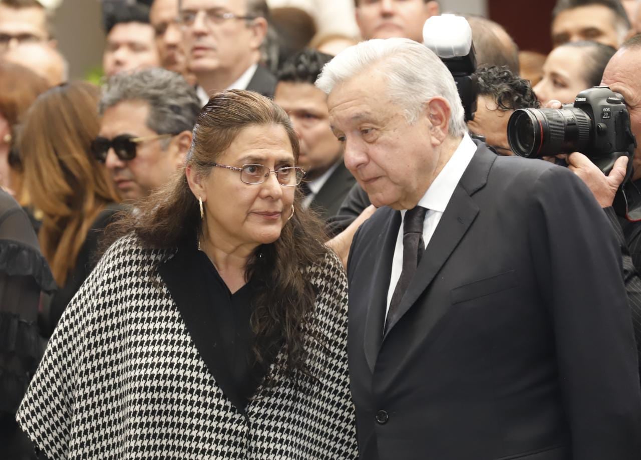 AMLO junto a María del Rosario Orozco, viuda de Miguel Barbosa