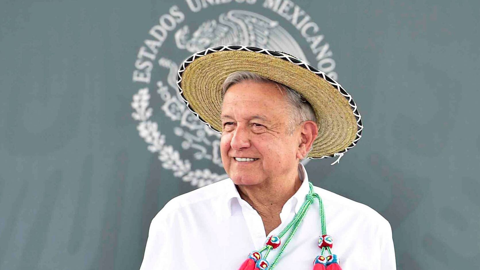 AMLO manda indirecta a El Rey del Cash: “si los perros ladran, vamos caminando”