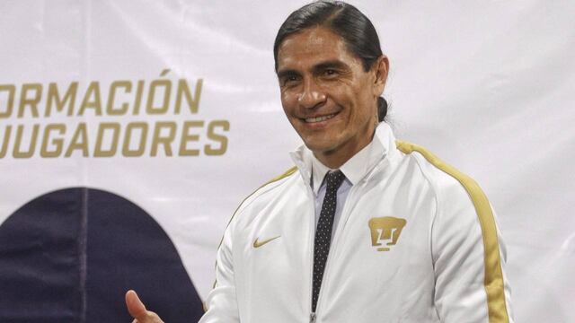Palencia al ser presentado con la UNAM.