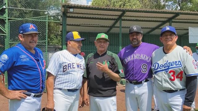 AMLO se presume jugando béisbol y hablando con Fernando Valenzuela y Vinicio Castilla