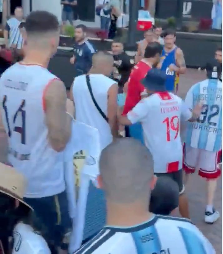 Peleas entre aficionados empañan triunfo de Argentina en el Estadio Atlanta