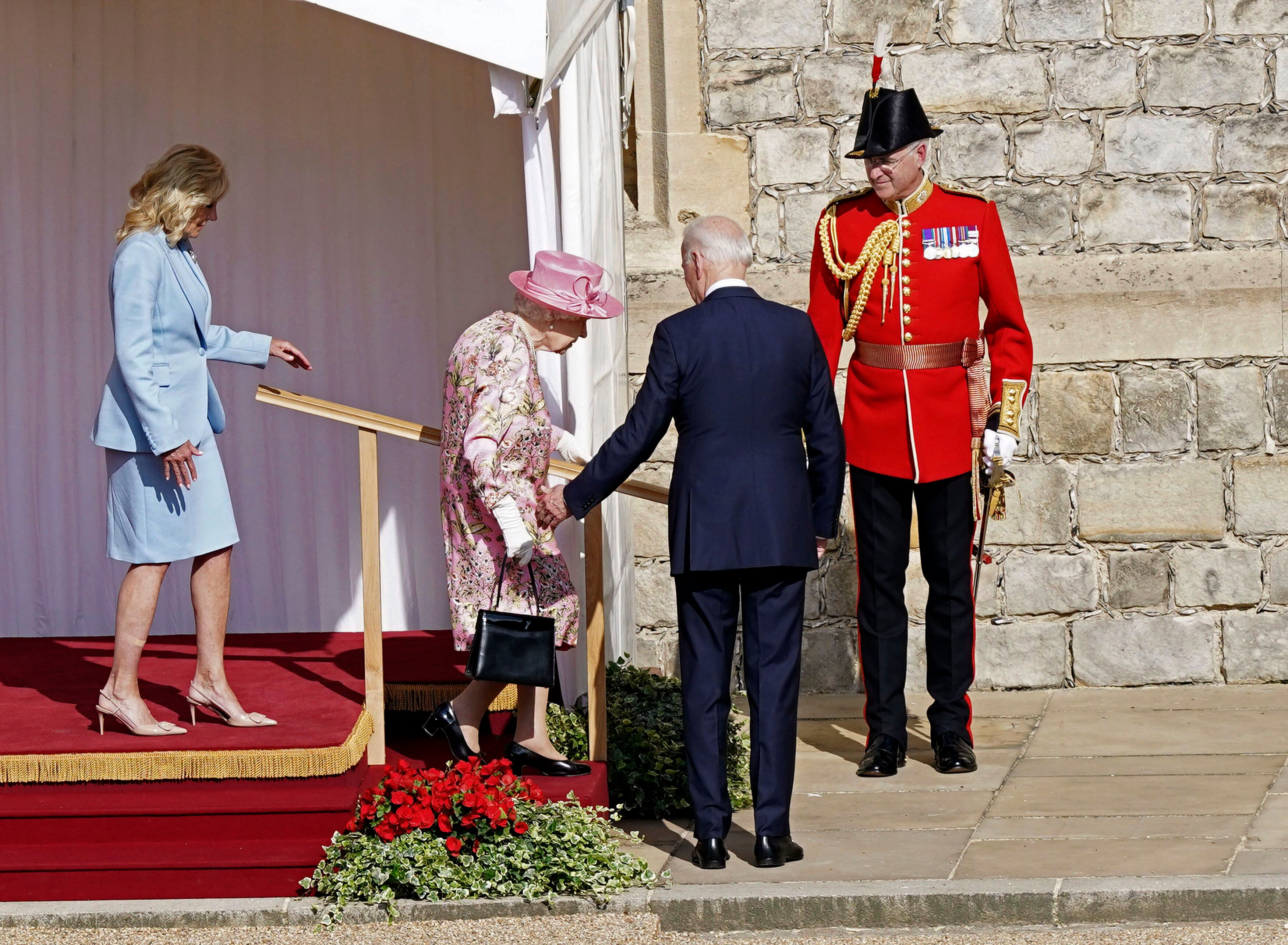 Joe Biden, Jill Biden y la Reina Isabel II