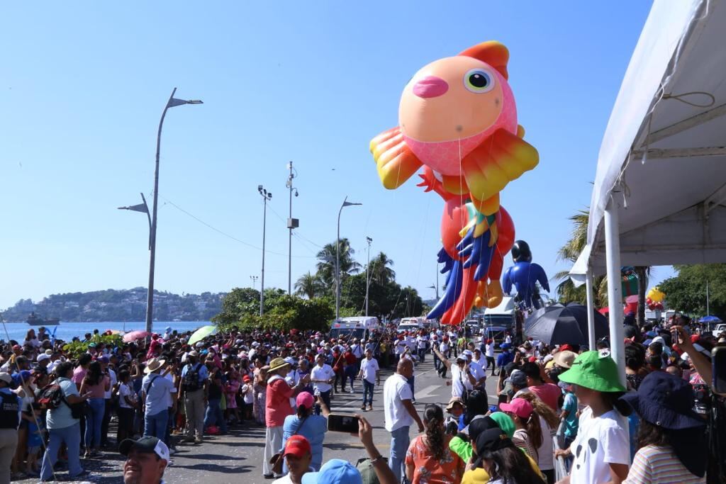 Evelyn Salgado abanderó el Desfile de Globos Gigantes, “World Holiday Parade”, en Acapulco