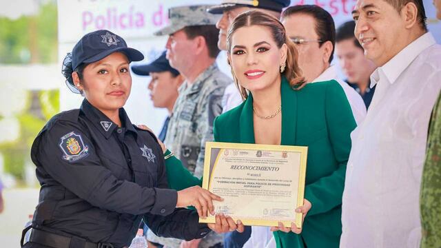 Evelyn Salgado con egresados de la Universidad Policial de Guerrero