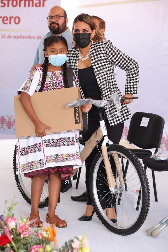 Evelyn Salgado entrega casi 2 mdp en apoyos para niñas y niños