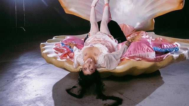 Mon Laferte en su nuevo video musical, ‘Pornocracia’