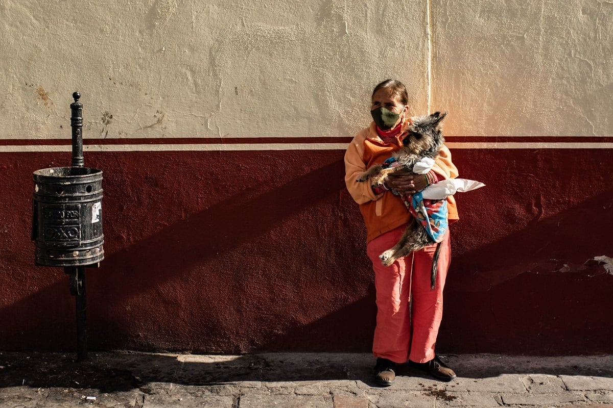 Mujer y su perro durante pandemia de Covid-19