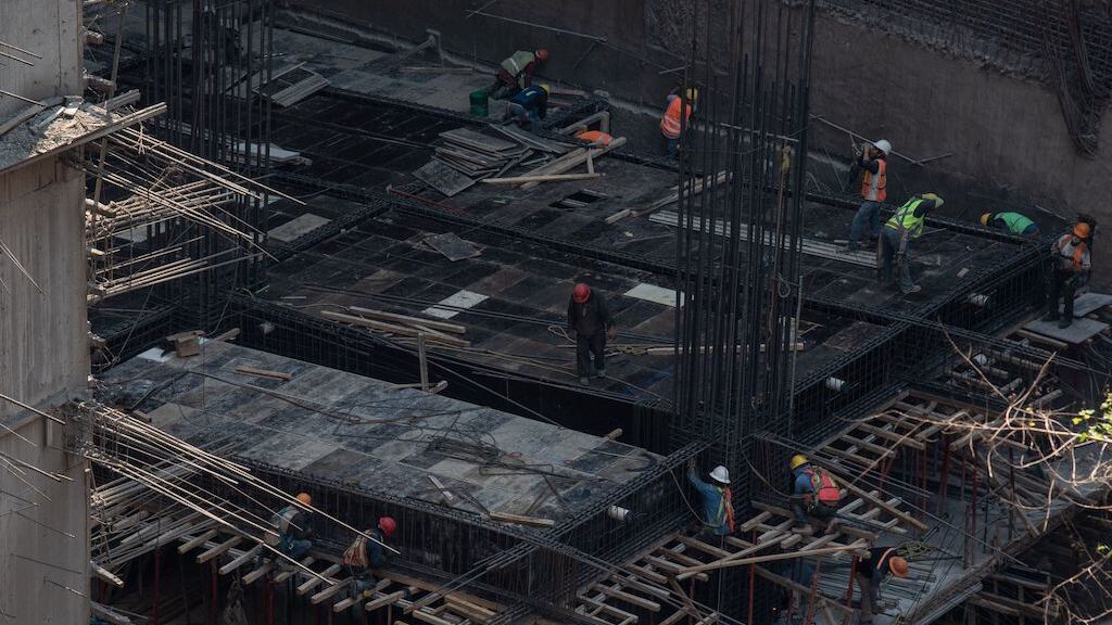 Industria de la construcción registra caída histórica de 17% durante abril