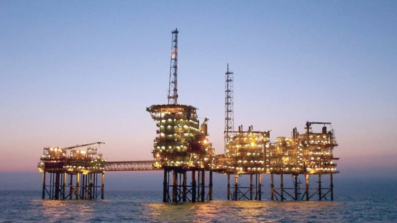 Petróleo repunta tras despreocupación por variante de Ómicron