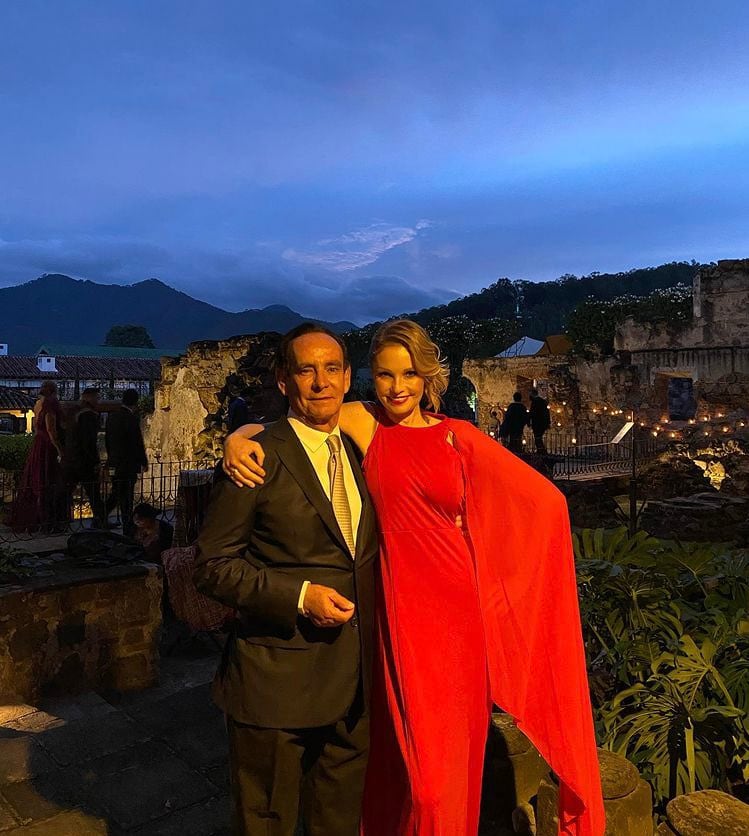 Melissa Camil y Carlos Salomón en boda de Santiago Nieto