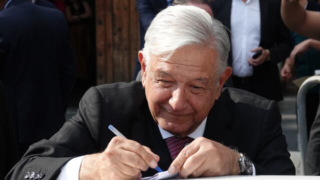 AMLO firmó un autógrafo para una niña