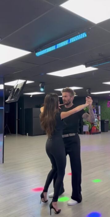 Victoria y David Beckham bailando salsa