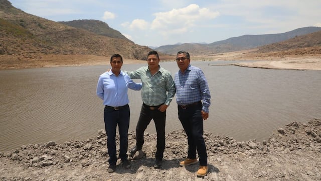 Ricardo Gallardo, gobernador de San Luis Potosí, al centro