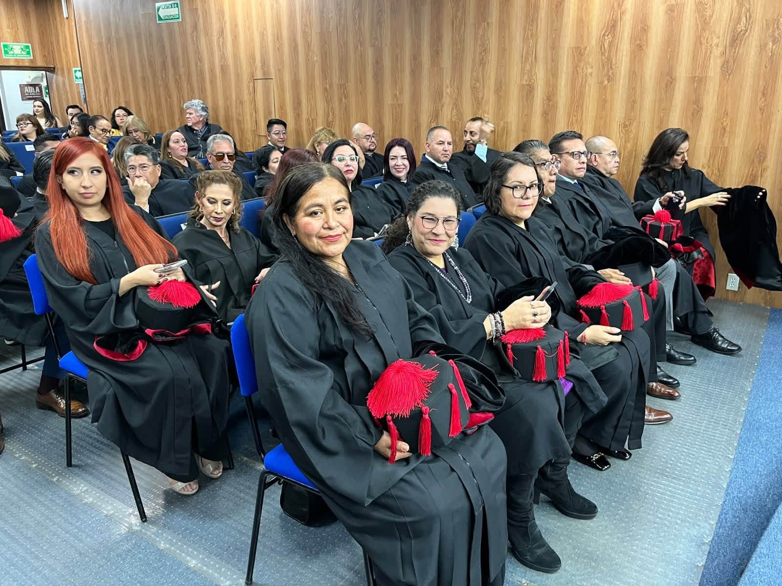 Lenia Batres presume su doctorado en Derecho Constitucional
