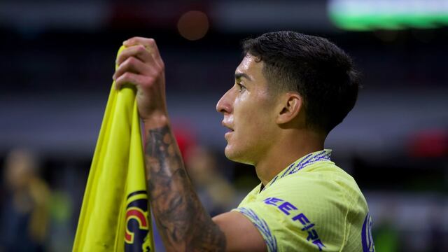 Alejandro Zendejas en un tiro de esquina