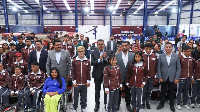 Sergio Salomón preside abanderamiento de delegación de Puebla