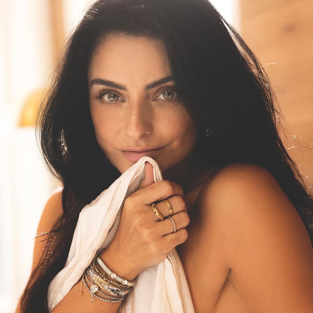 Aislinn Derbez posa desnuda