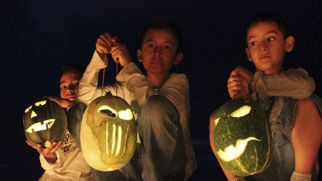 Niños indígenas Purépechas de la comunidad de Turicuaro mantienen viva la práctica de las calaveras