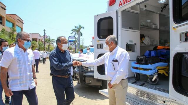 Héctor Astudillo recibe ambulancias