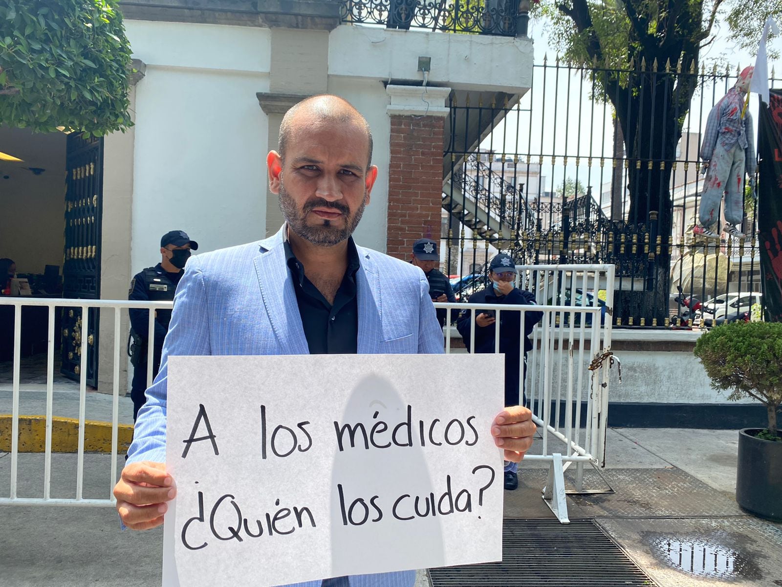 Piden a Adán Augusto López un protocolo de seguridad para doctores, residentes y pasantes