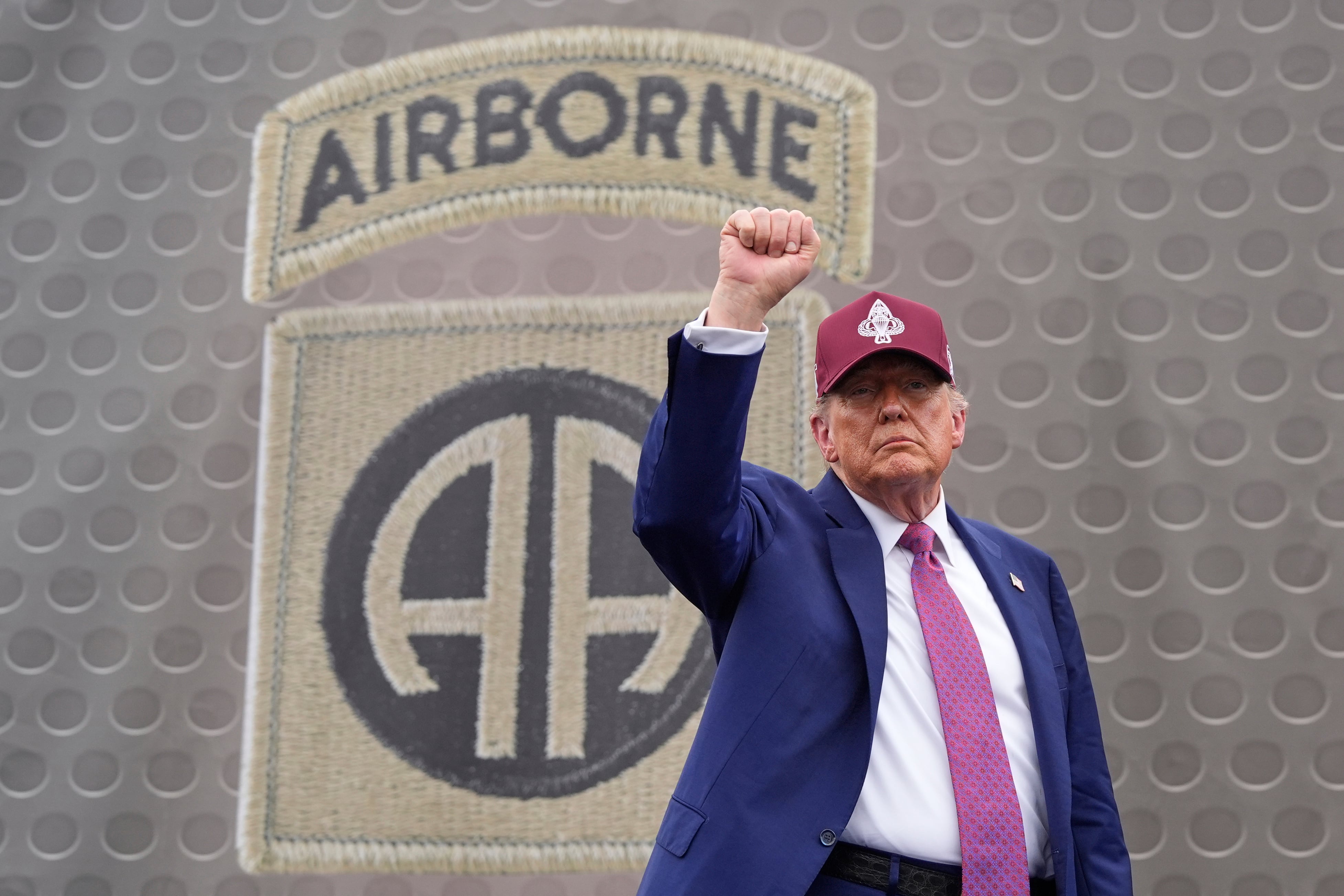 Donald Trump propone cárcel para quienes quemen bandera de Estados Unidos.