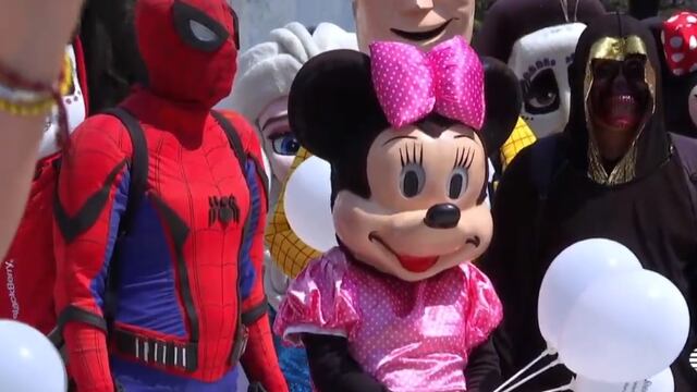 Protestan personajes y artistas urbanos por retiro de la calle de Madero.