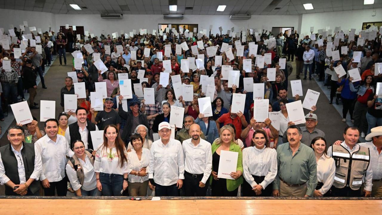 Alfonso Durazo entrega escrituras en Agua Prieta para fortalecer la seguridad patrimonial