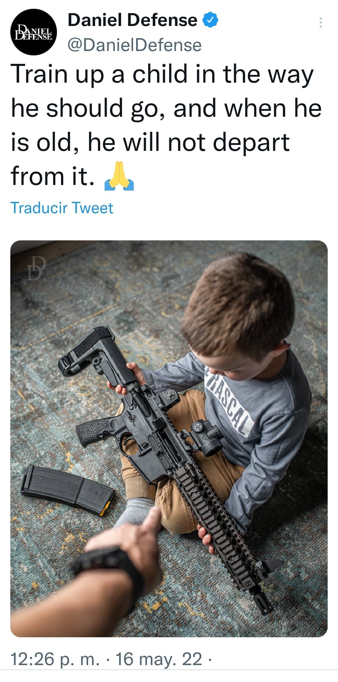 Fabricante del arma AR-15 promocionó la compra de armas con foto de un niño