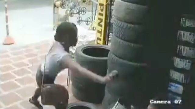 Mujer enfrenta a su acosador