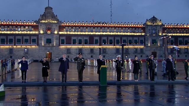 AMLO en la ceremonia de izamiento de bandera por los sismos del 19 de septiembre