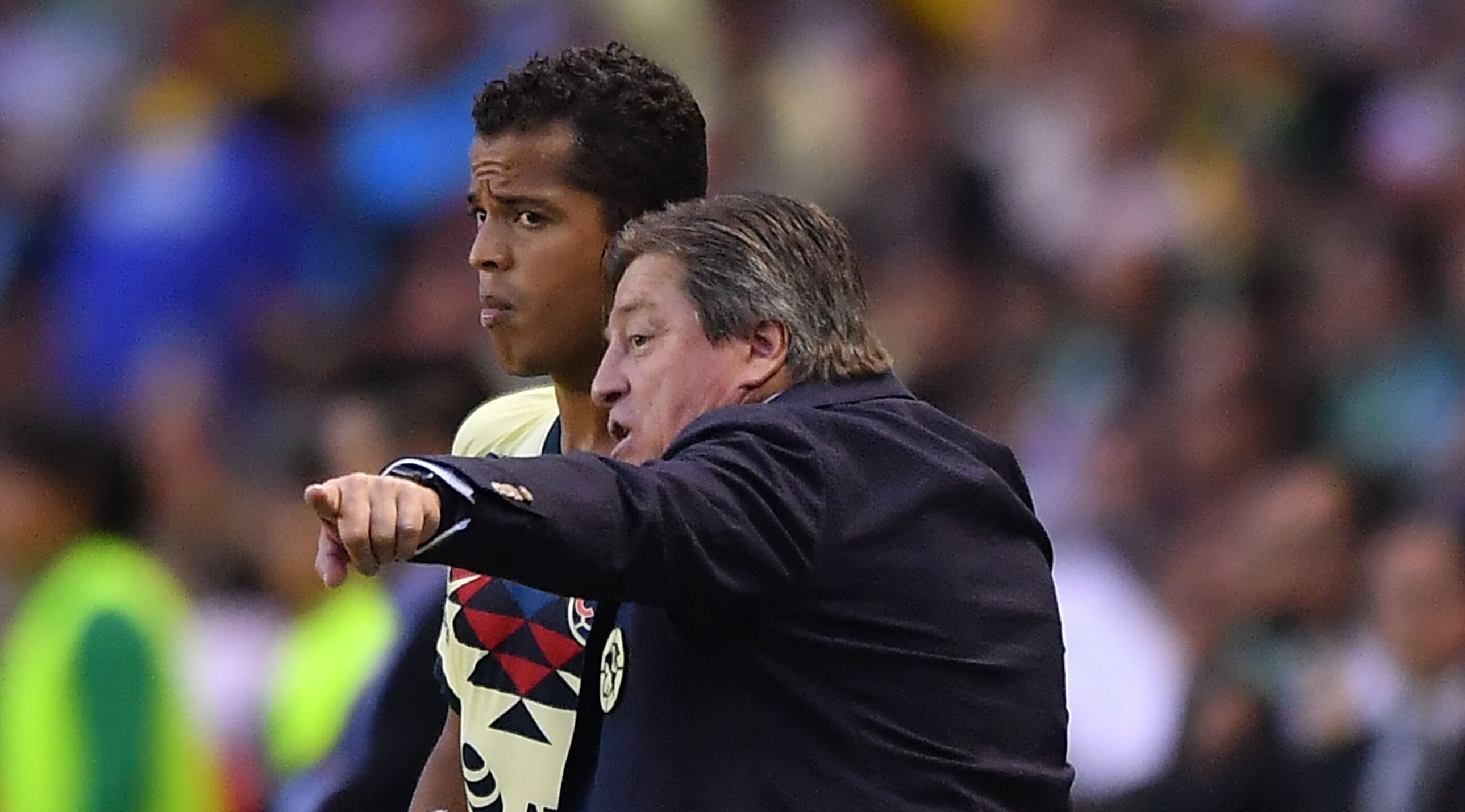 Miguel Herrera y Giovani dos Santos