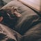 ¿Qué pasa si duermo sin almohada en la cabeza? Te vas a asustar al enterarte del daño que provoca